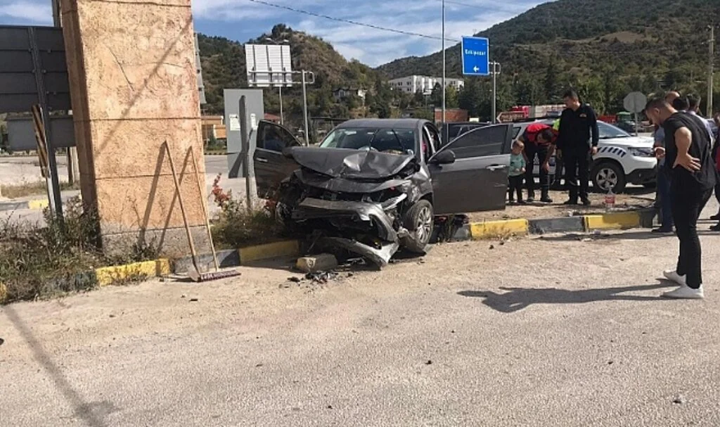 Karabük'te iki otomobil çarpıştı: 1 ölü 6 yaralı