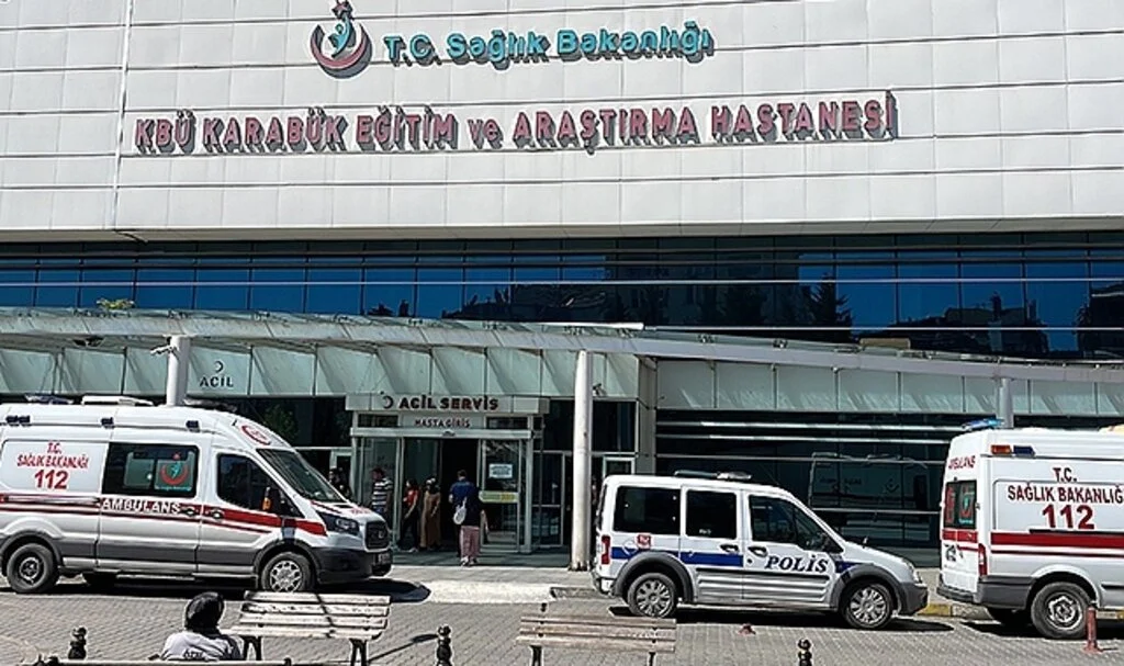 Karabük'te refüje çarpan otomobildeki 2 kişi yaralandı