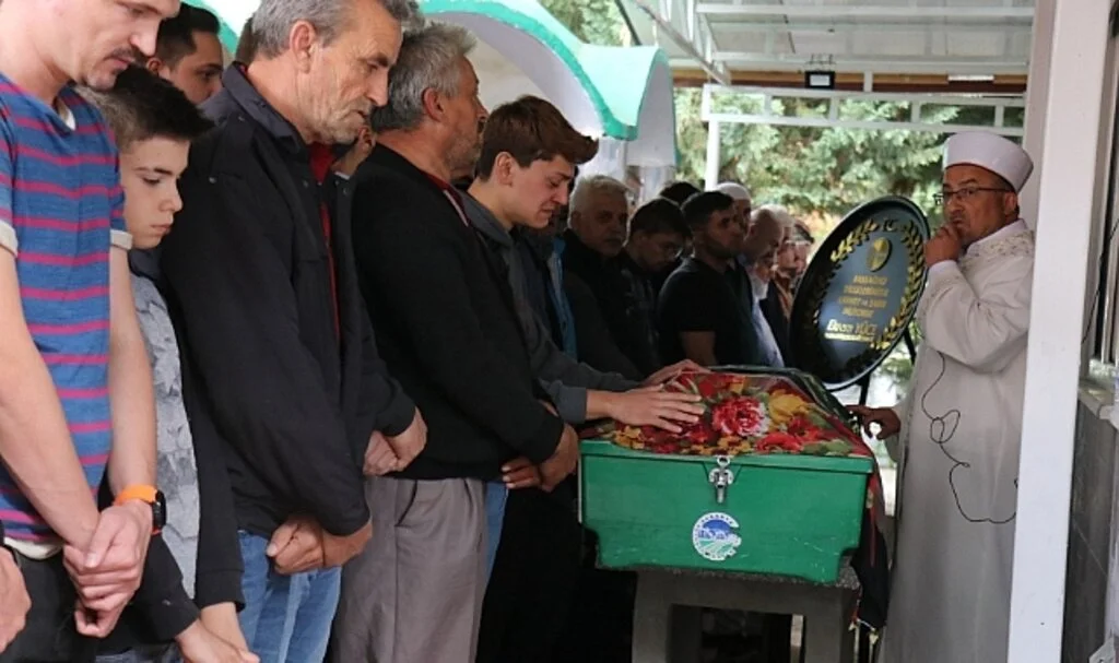 Kardeşinden ablasının tabutuna son dokunuş