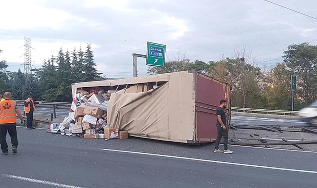  Kargo yüklü dorse tırdan ayrılarak TEM’de devrildi