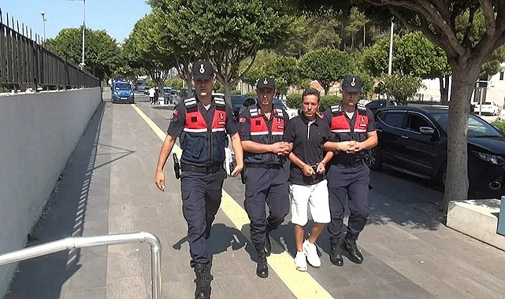 Karşısına işyeri açan arkadaşını konuşmaya götürüp silahla öldürdü