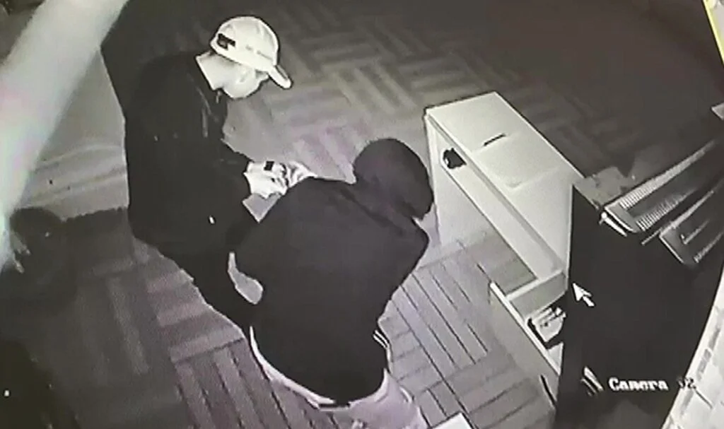 Kartal’da aynı gecede anaokulu ve kuaföre hırsızlık şoku: Ne buldularsa çaldılar