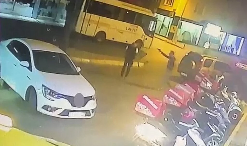 Kartal’da silahlı bıçaklı dehşet: Silahla yaralandı, bıçakla dükkan bastı
