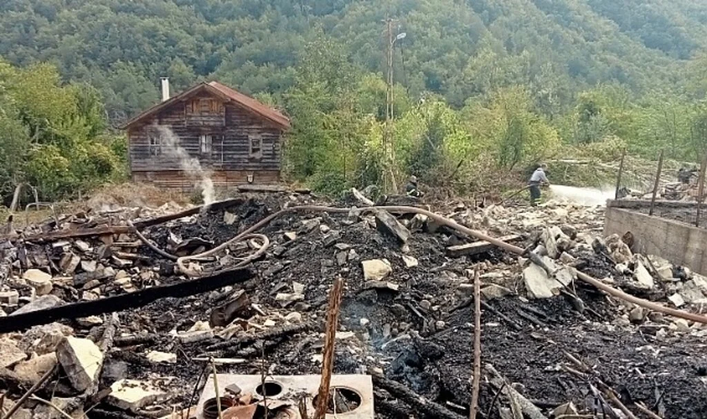 Kastamonu’da alevlere teslim olan 6 ev küle döndü