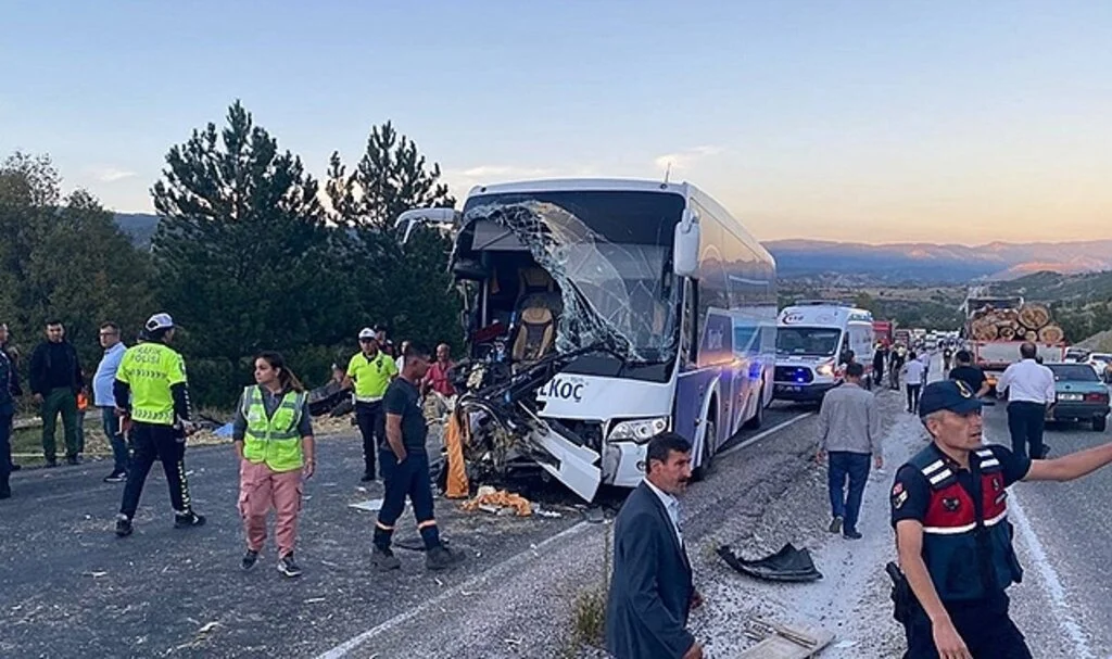 Kastamonu’da yolcu otobüsü ile traktör çarpıştı: Ölü ve yaralılar var