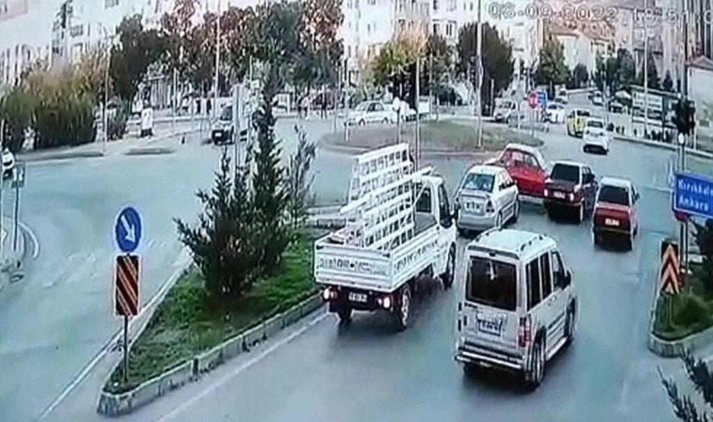 Kavşaktaki zincirleme kaza kamerada: 2 yaralı