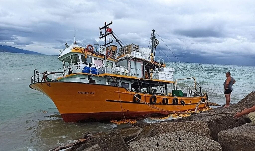 Kayalıklara oturan teknedeki balıkçılar denize düştü, boğulmaktan son anda kurtuldular