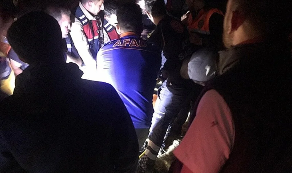 Kayalıklardan düşerek yaralanan vatandaş kurtarıldı