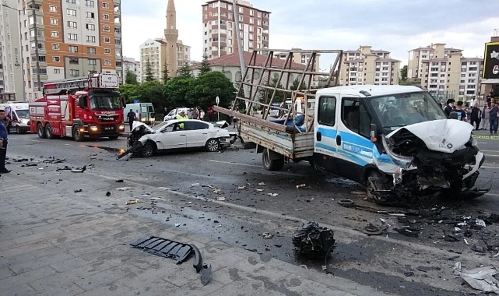 Kayseri'de 3 araç çarpıştı, ortalık savaş alanına döndü: 1'i ağır 3 yaralı