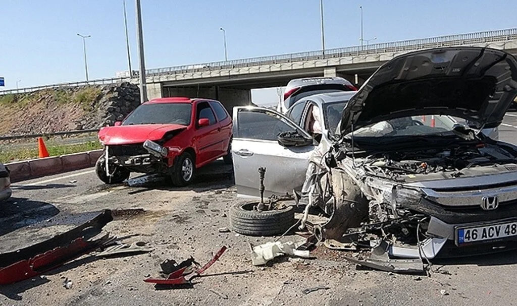 Kayseri'de 4 araçlı zincirleme kaza: 4 yaralı