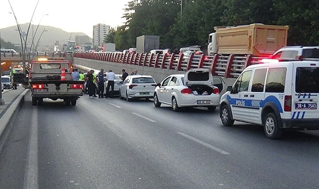 Kayseri’de 6 araçlı zincirleme kaza: 2 yaralı
