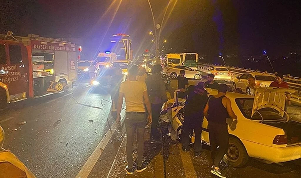 Kayseri'de feci kaza: Sıkıştığı araçtan güçlükle çıkarıldı