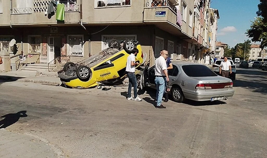 Kayseri’de otomobille çarpışan taksi takla attı: 1 yaralı