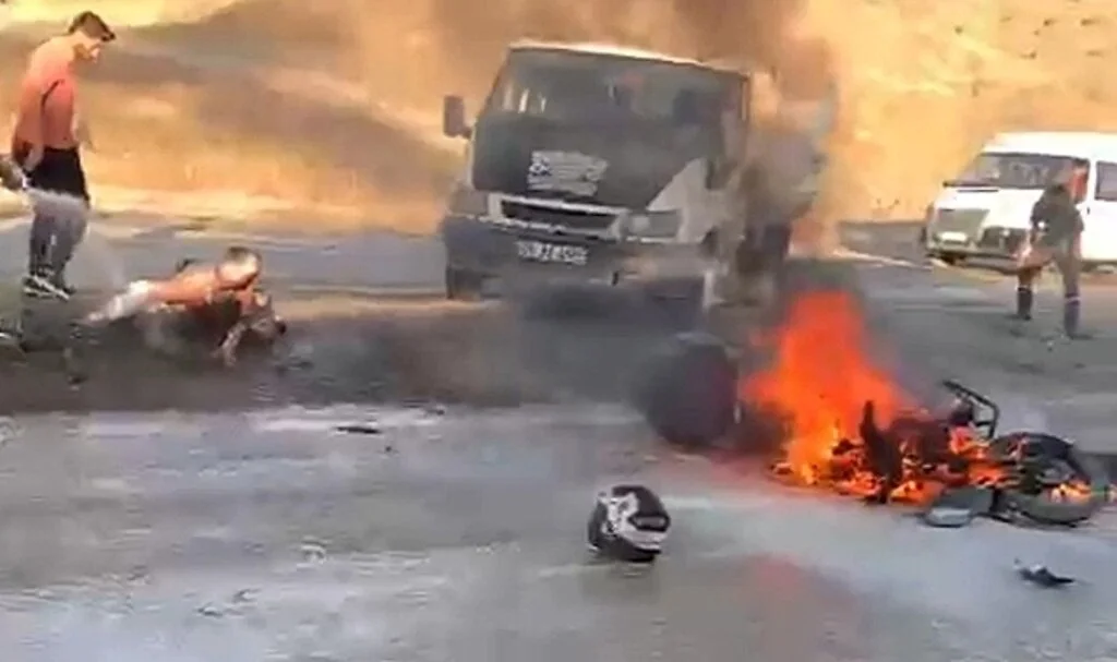 Kaza sonrası motosikletiyle alevler içinde kaldı, vatandaşlar yanmaktan kurtardı