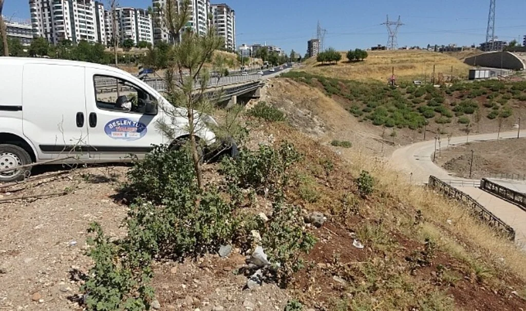 Kaza yapan hafif ticari aracın sürücüsü ölümden döndü