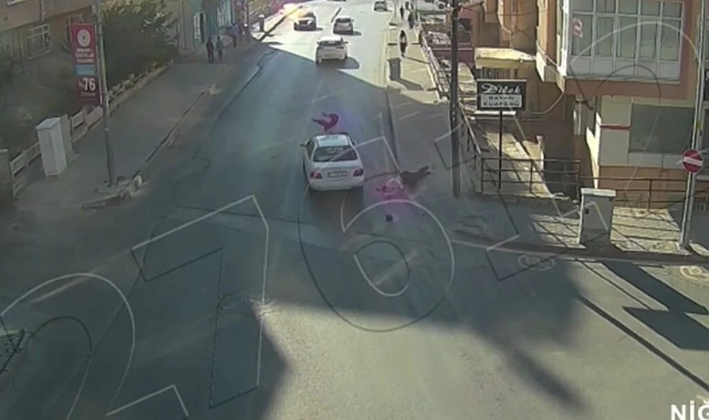 Kazada aracın üstünde kalan kadın 20 metre sürüklendi