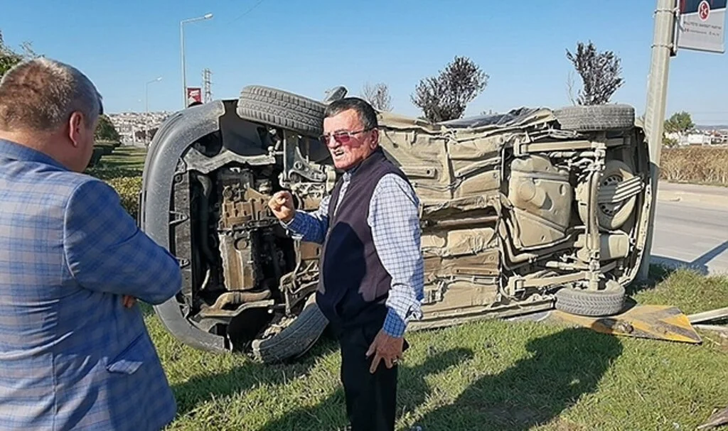 Kazada aracını hurdaya çeviren personeline tepki gösterdi