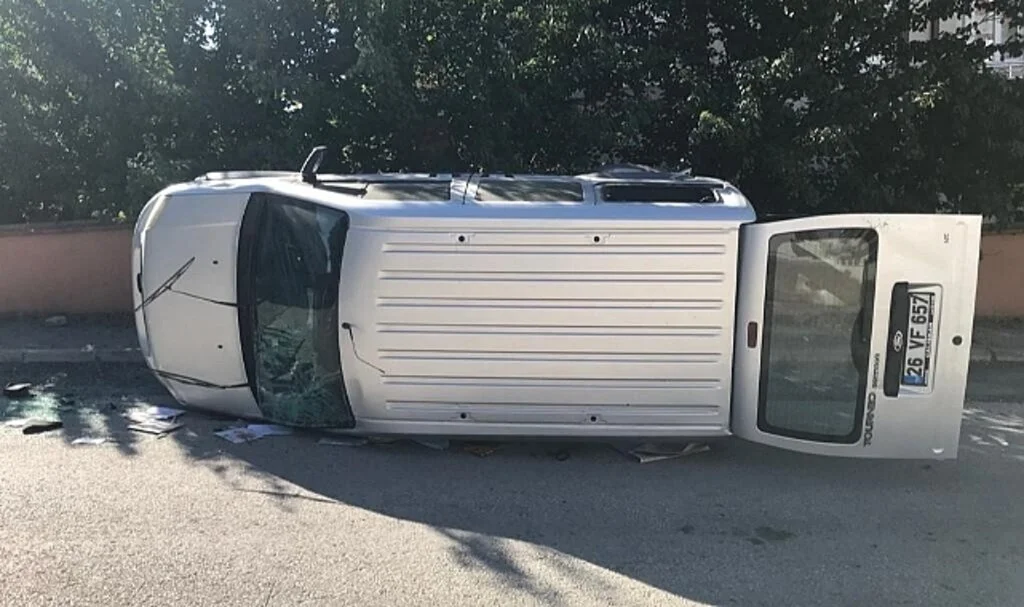 Kazada yan yatan otomobilin sürücüsü yaralandı