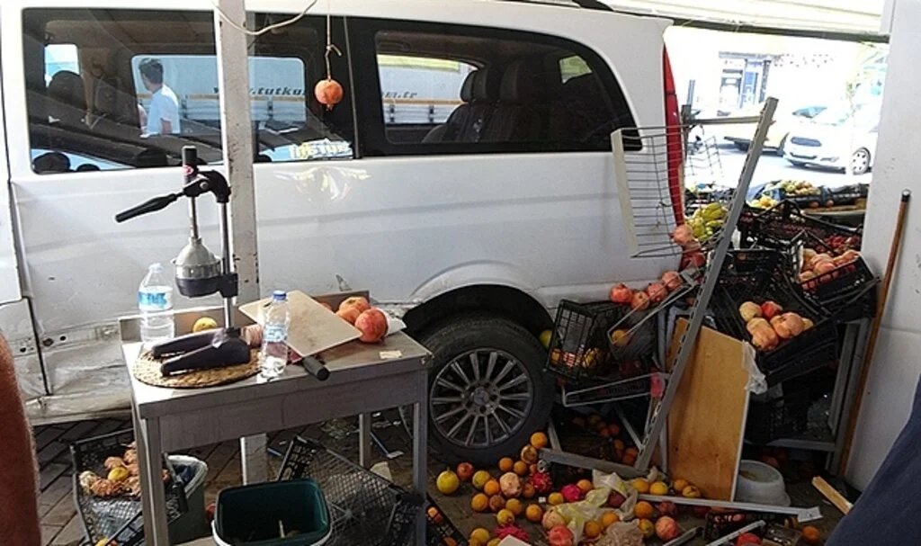 Kazaya karışan panelvan manav tezgahına daldı, 3 kişi ölümden kıl payı kurtuldu