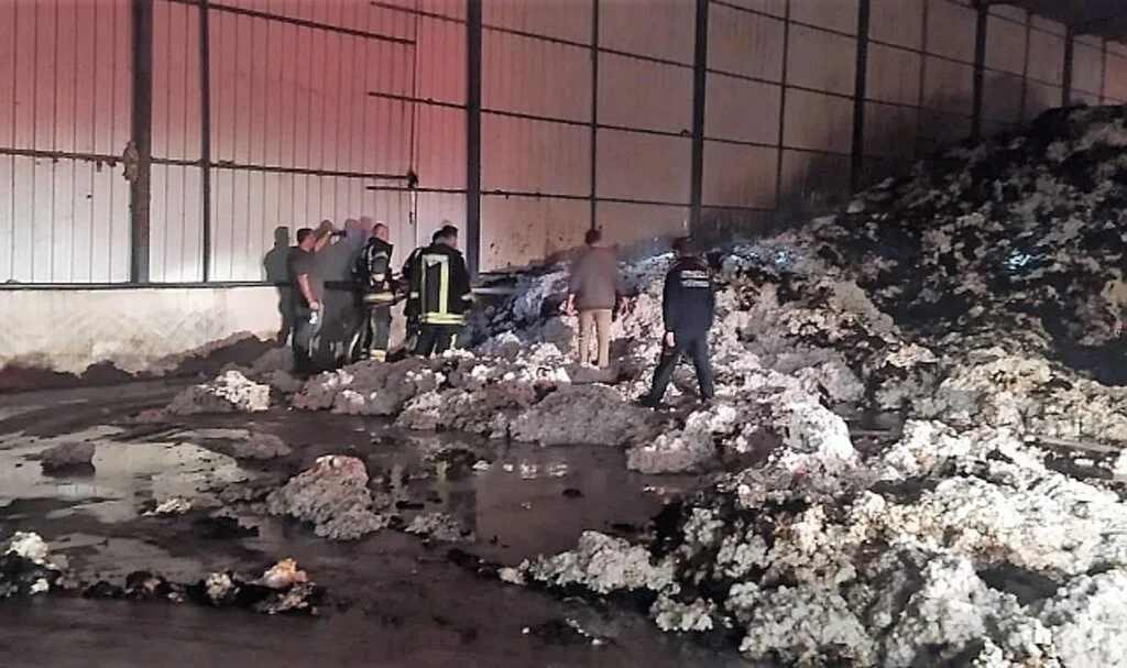 Kazı yaparken çıkan kıvılcım 45 ton pamuğa zarar verdi
