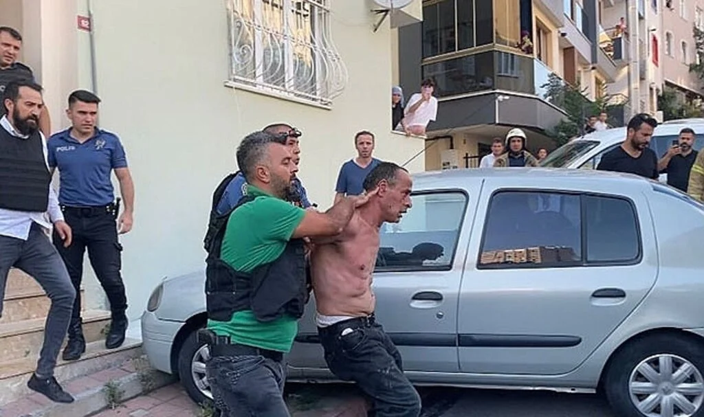 Kendisini eve kilitledi, telefonunu ocakta yakıp yangın çıkardı