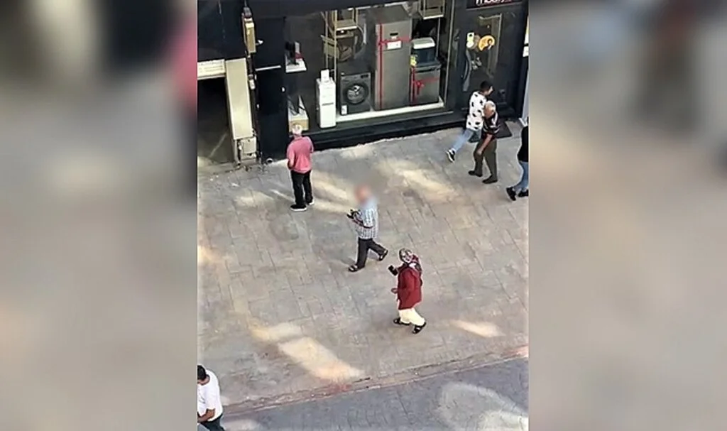 Kendisini takip ettiğini iddia ettiği yaşlı adama tepki gösterdi