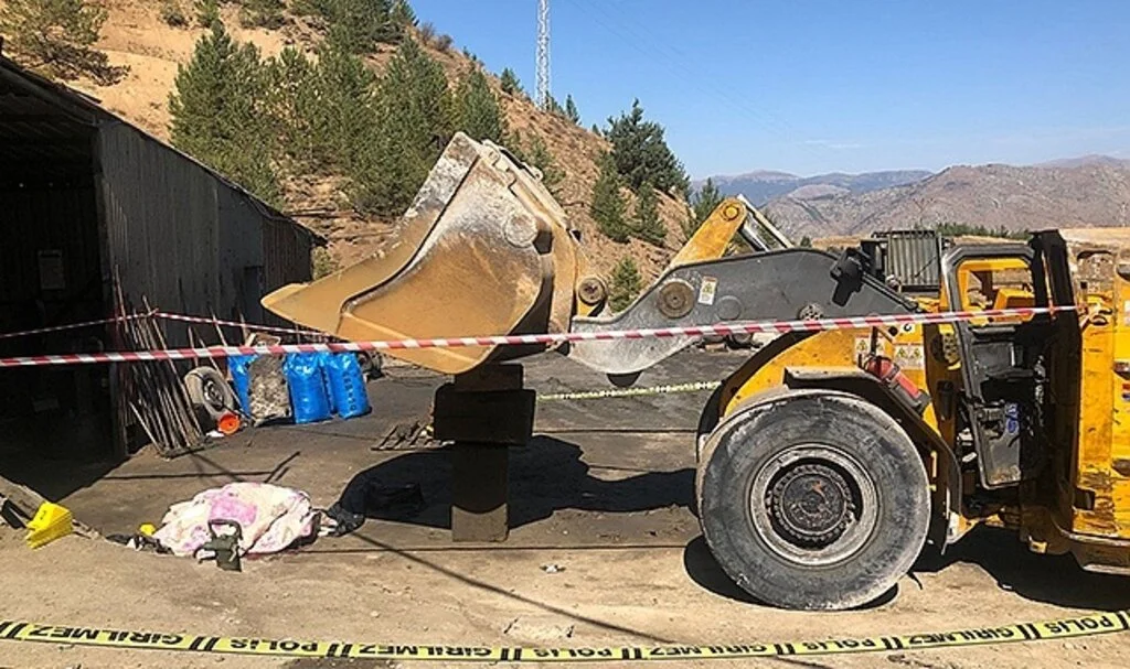Kepçe kovası üzerine düşen işçi öldü