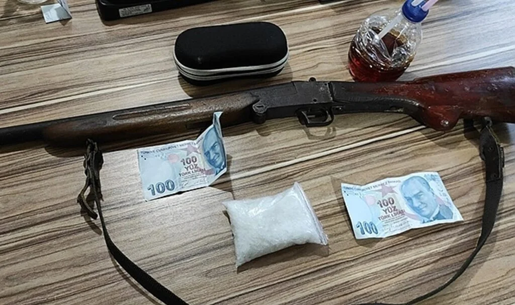 Kestel’de iş yerinde uyuşturucu ticaretine polis baskını : 2 gözaltı