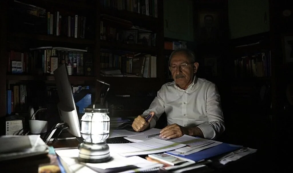 Kılıçdaroğlu'nun "Elektrik Kesintisi" Süreci Kitaplaştırıldı :"Birimiz Karanlıktayken Hiçbirimiz Aydınlıkta Değiliz"