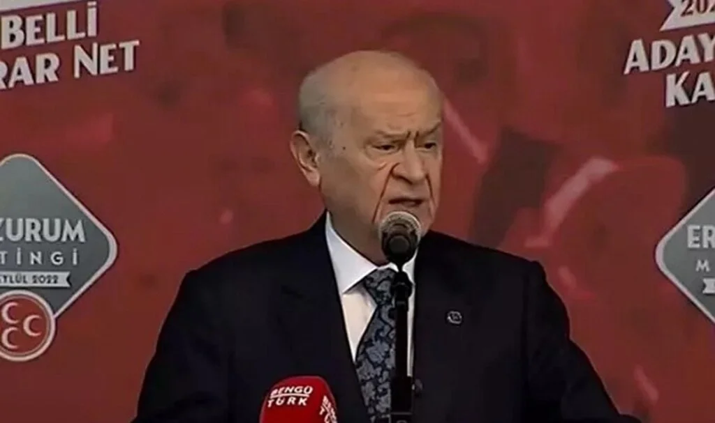 Kılıçdaroğlu o afişin önünde poz vermişti! Bahçeli'den sert sözler "Türkiye'ye meydan okuma küstahlığı"