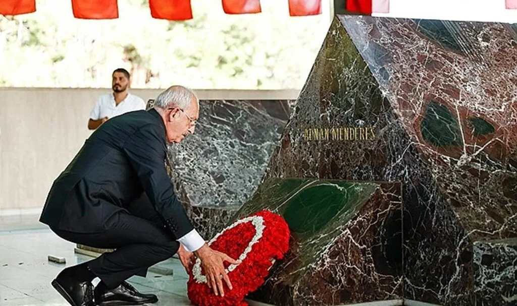 Kılıçdaroğlu, Turgut Özal ve Adnan Menderes'in anıt mezarlarını ziyaret etti