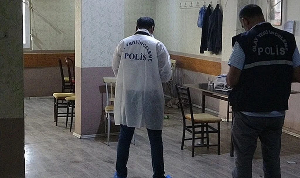 Kıraathanede okey oynarken vuruldu