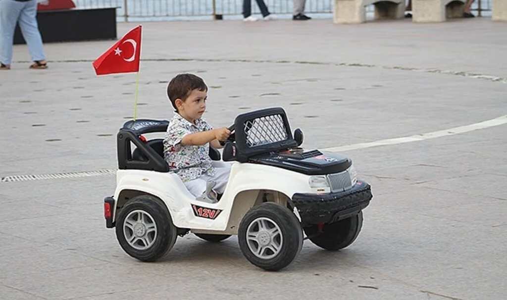 Kiraladığı akülü arabalarla hem çocukları eğlendiriyor hem de geçimini sağlıyor