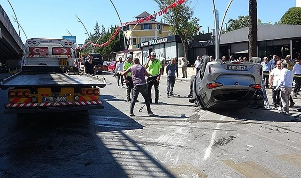 Kırmızı ışık ihlali yapan araç kazada ters döndü
