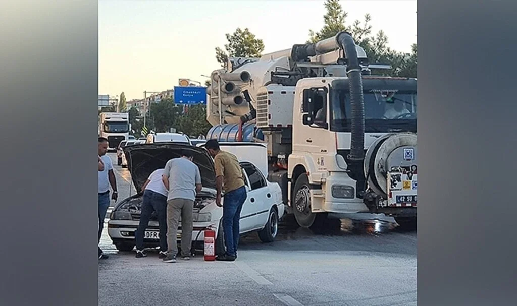 Kırmızı ışıkta bekleyen aracın motor kısmında çıkan yangını vatandaşlar söndürdü