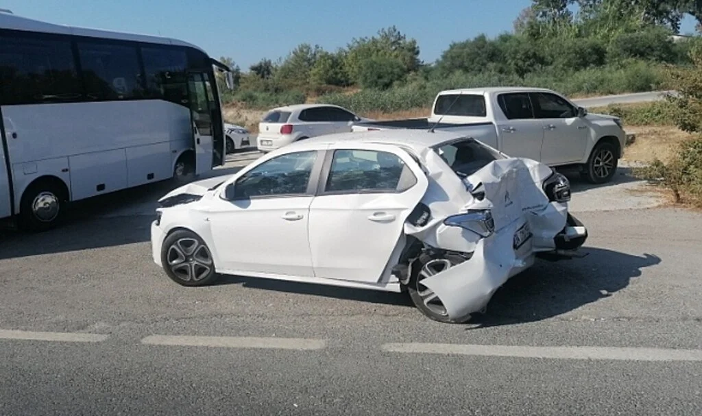 Kırmızı ışıkta bekleyen araçlara tur midibüsü çarptı, bir araç hurdaya döndü