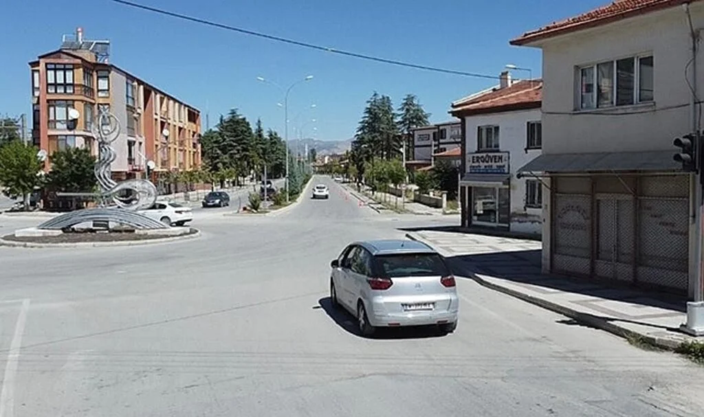 Kırmızı ışıkta geçen sürücüyü polis dron ile tespit edip yakaladı
