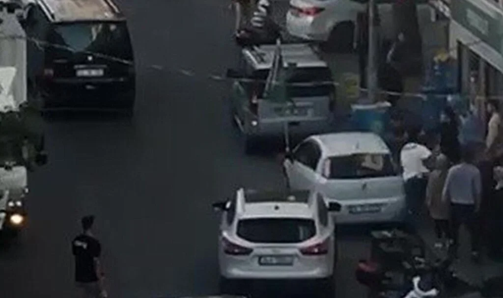 Kırmızı ışıkta geçti, öğrenciye çarptı bir de çocuğu dövdü