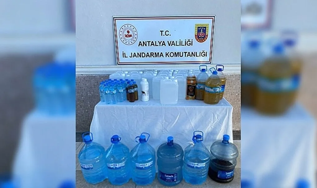 Kitapçı görünümlü iş yerine kaçak içki operasyonu
