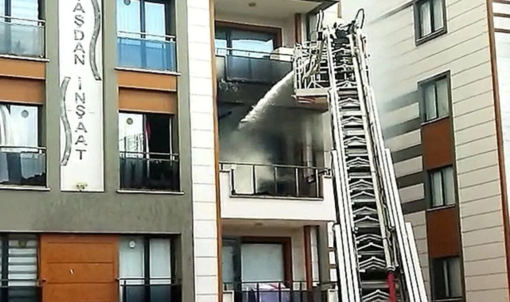 Kombi patladı, daire alevlere teslim oldu
