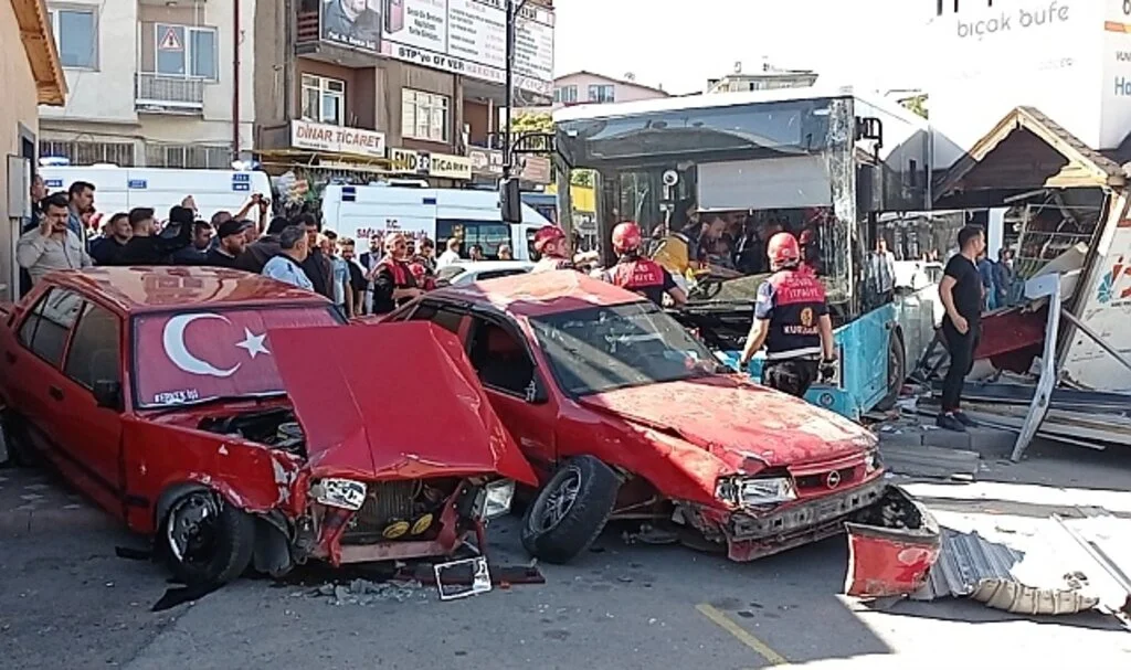 Kontrolden çıkan halk otobüsü ortalığı savaş alanına çevirdi
