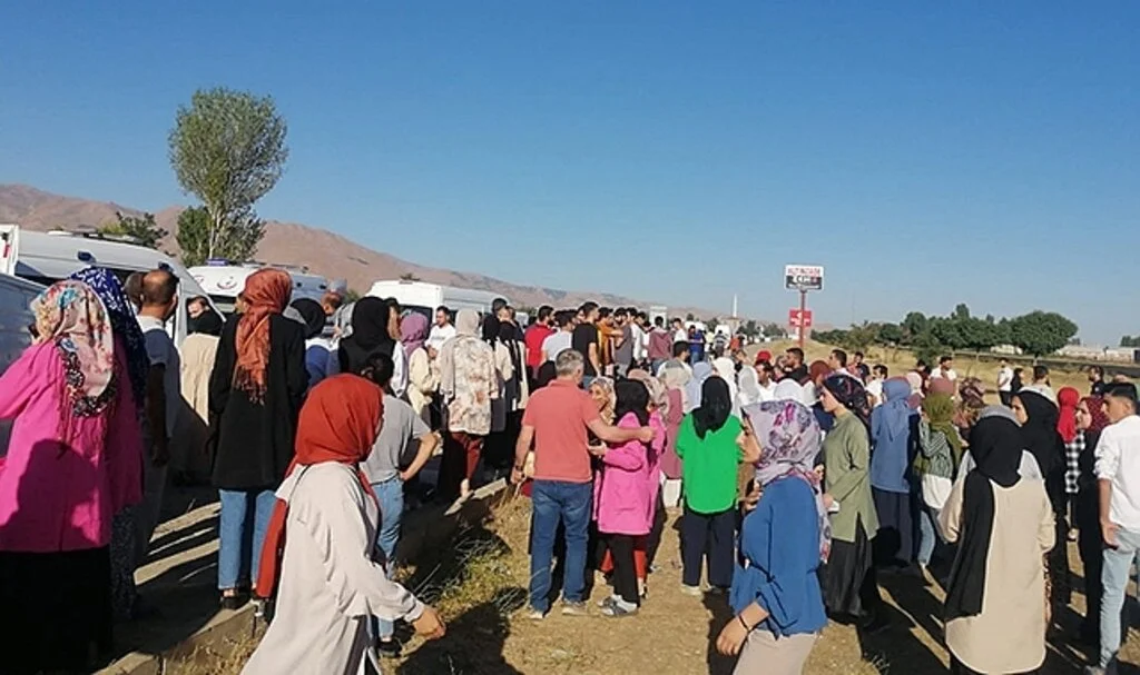 Kontrolden çıkan minibüs yan yattı: 13 yaralı