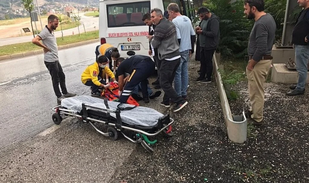 Kontrolden çıkan motosiklet minibüse çarptı, sürücüsü yaralandı