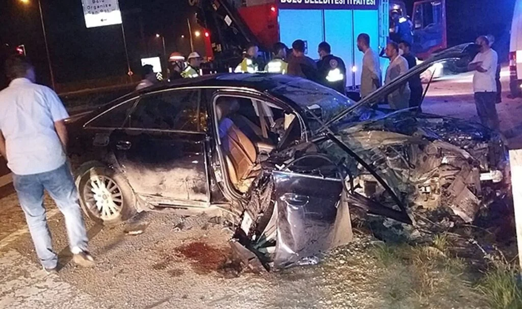 Kontrolden çıkan otomobil beton direğe çarptı: 2 yaralı