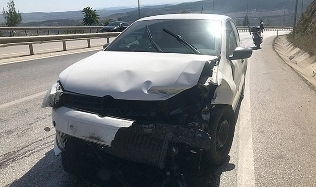 Kontrolden çıkan otomobil demir bariyerlere çarptı, sürücüsü yaralandı