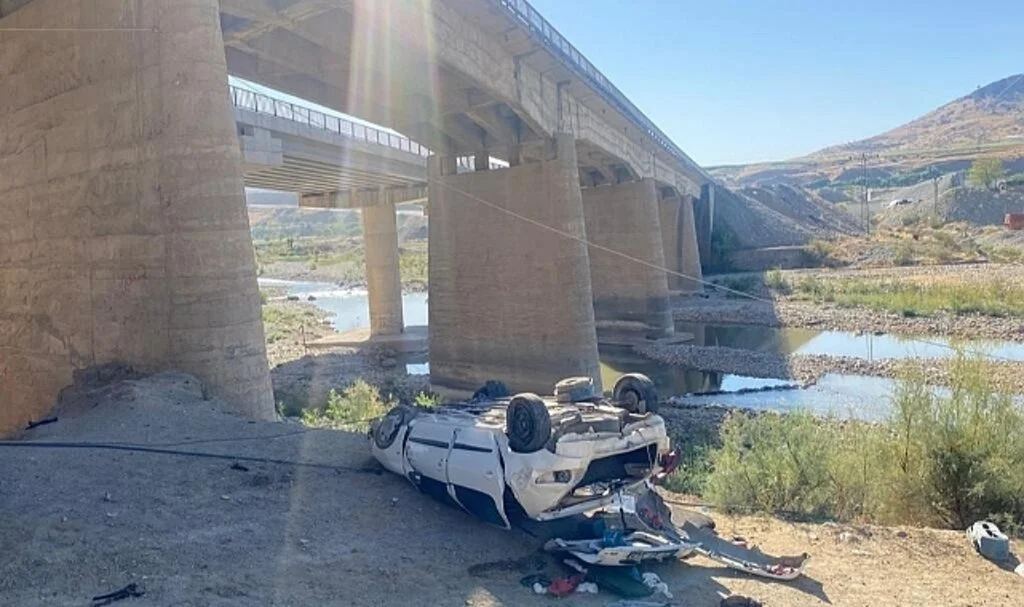 Kontrolden çıkan otomobil köprüden uçtu: 1 ölü, 2 yaralı