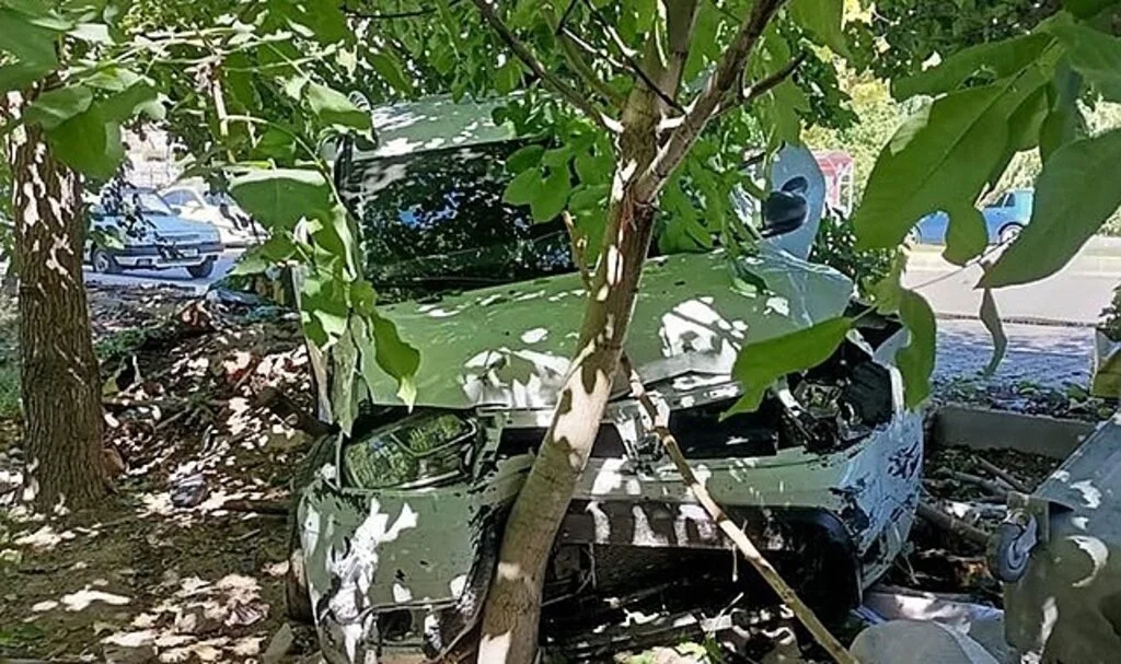 Kontrolden çıkan otomobil öğrencilerin arasına daldı