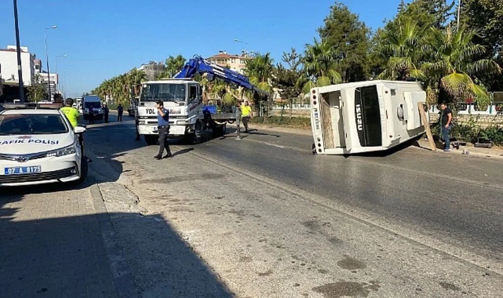 Kontrolden çıkan servis aracı devrildi