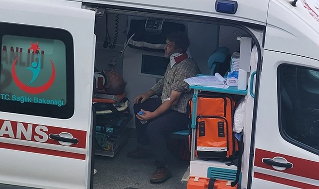 Kontrolden çıkan servis minibüsü devrildi: 7 yaralı