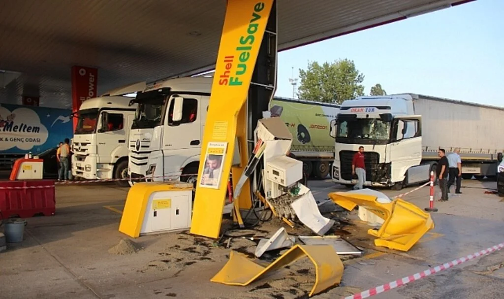 Kontrolden çıkan tır akaryakıt istasyonuna daldı, ortalık savaş alanına döndü